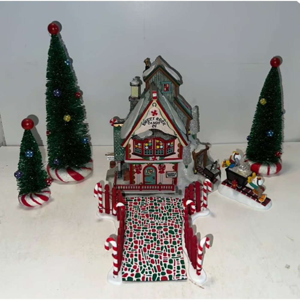 Dept 56 North Pole Series Santa's Sweet Shop Sweet Rock Candy & Visiting Center